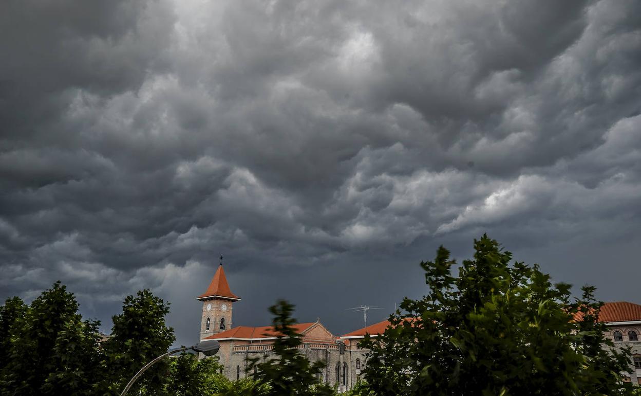 Las Tormentas Del Lunes Y Martes Avisan De La Generalizada Bajada De